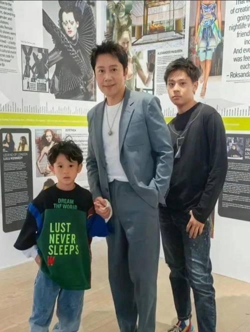 蔡国庆也没想到，人到中年才生下的俩儿子，如今都开始给他长脸了