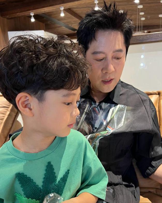 蔡国庆也没想到，人到中年才生下的俩儿子，如今都开始给他长脸了