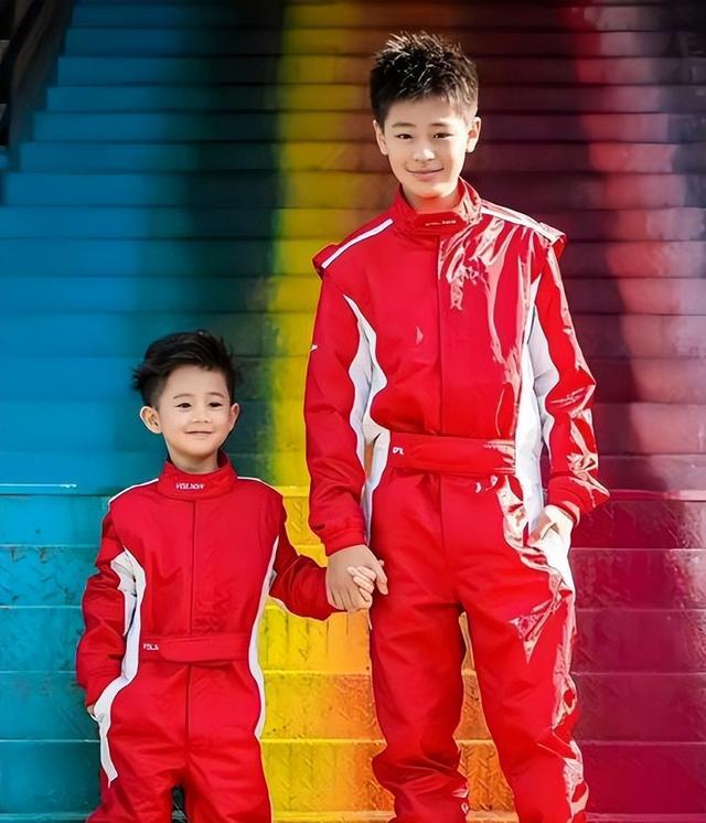 蔡国庆也没想到，人到中年才生下的俩儿子，如今都开始给他长脸了