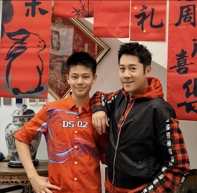 蔡国庆也没想到，人到中年才生下的俩儿子，如今都开始给他长脸了