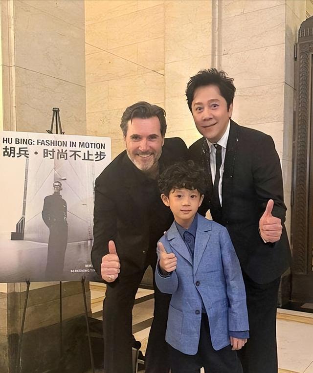 蔡国庆也没想到，人到中年才生下的俩儿子，如今都开始给他长脸了