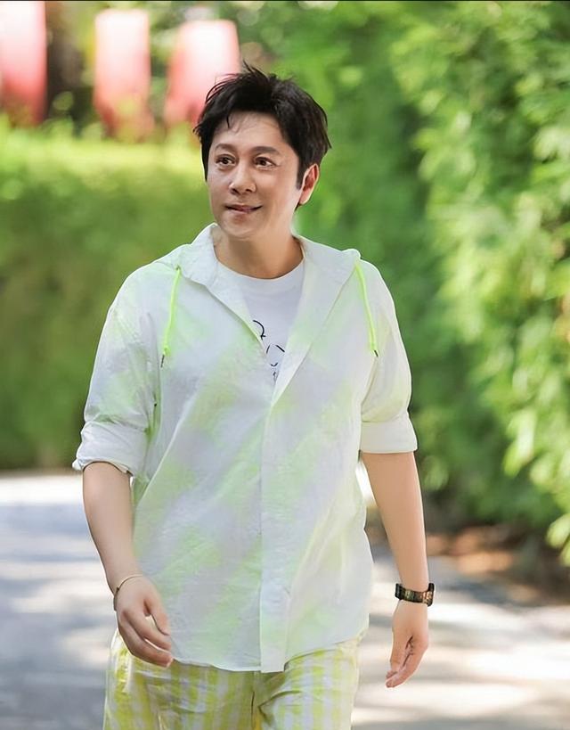 蔡国庆也没想到，人到中年才生下的俩儿子，如今都开始给他长脸了