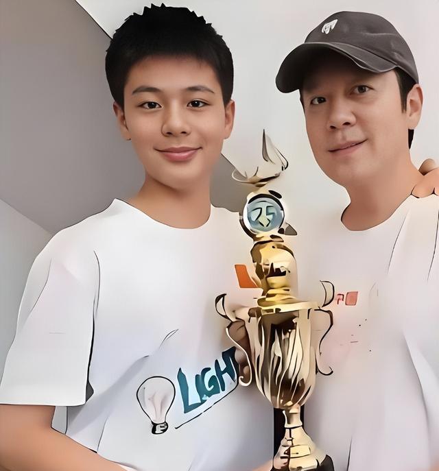 蔡国庆也没想到，人到中年才生下的俩儿子，如今都开始给他长脸了