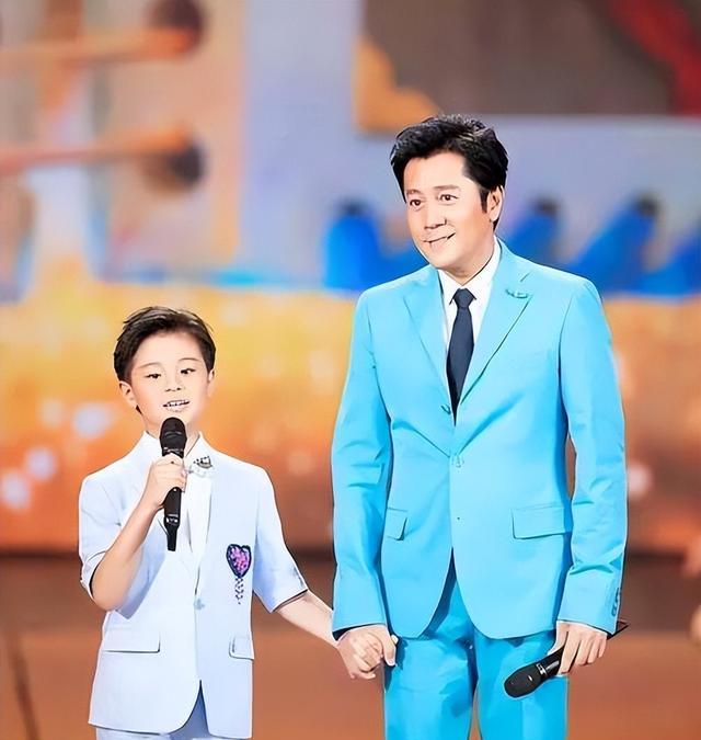 蔡国庆也没想到，人到中年才生下的俩儿子，如今都开始给他长脸了