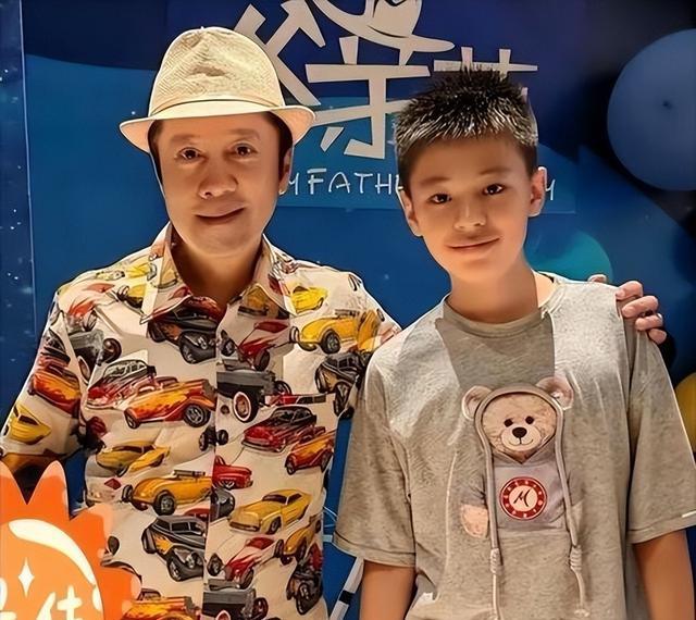 蔡国庆也没想到，人到中年才生下的俩儿子，如今都开始给他长脸了