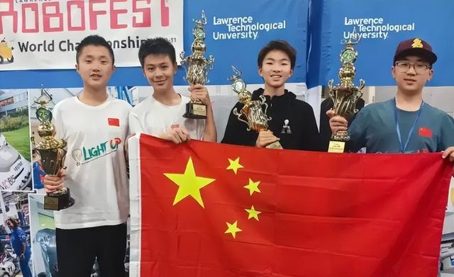 蔡国庆也没想到，人到中年才生下的俩儿子，如今都开始给他长脸了