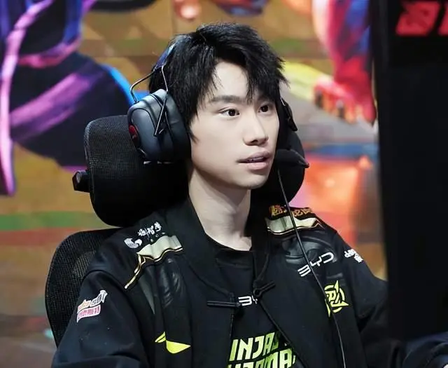 LOL冠军中单转战DOTA2，惨遭切割活动临时换人，急忙直播表忠心!