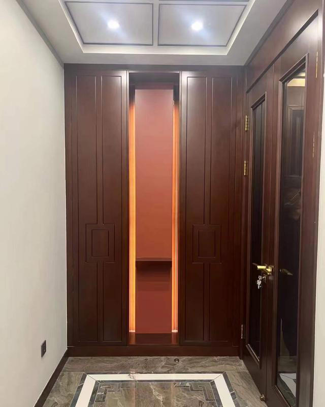 新中式风格，木门与全屋定制设计，演绎别样的国潮魅力。