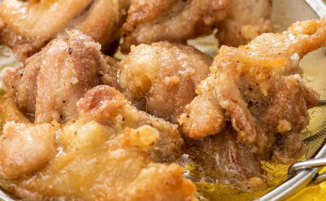 炸排骨，挂糊用面粉还是淀粉？学会正确做法，排骨嫩滑多汁口感好