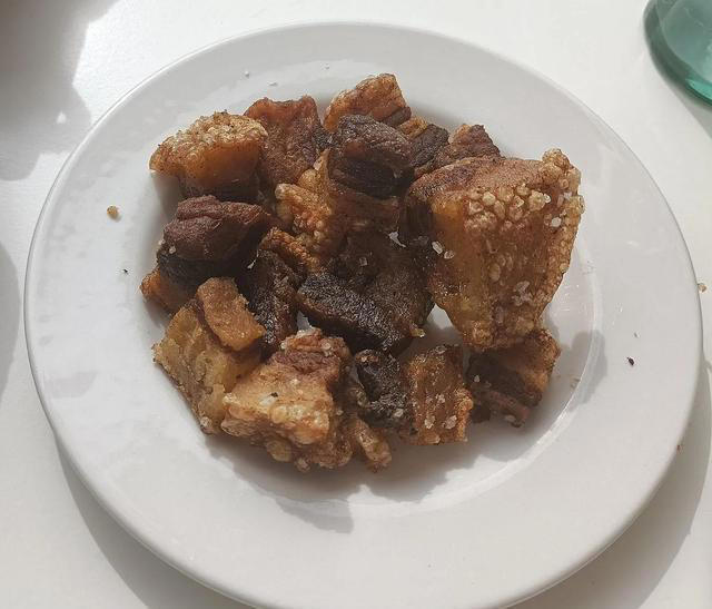 炸排骨，挂糊用面粉还是淀粉？学会正确做法，排骨嫩滑多汁口感好