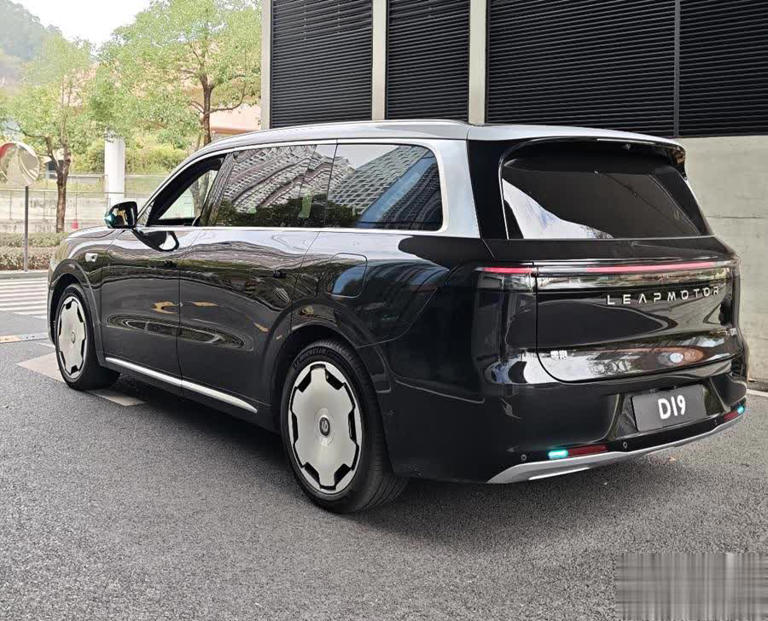 9系SUV“新卷王”零跑D19现身，车长超5米2