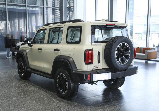 坦克300新能源售价亲民，硬派越野且油耗低，车内配双联液晶大屏