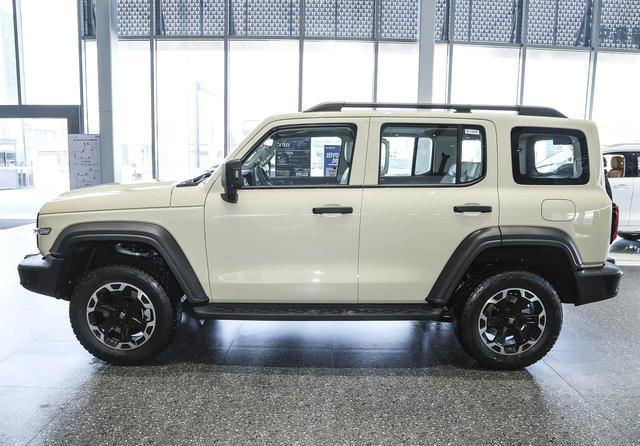 坦克300新能源售价亲民，硬派越野且油耗低，车内配双联液晶大屏