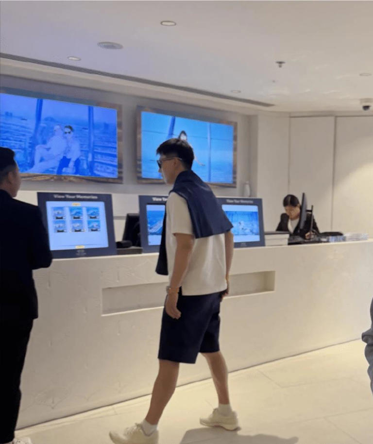 人生赢家！马龙一家四口迪拜游玩，妻子夏露戴墨镜一袭长裙美成女明星