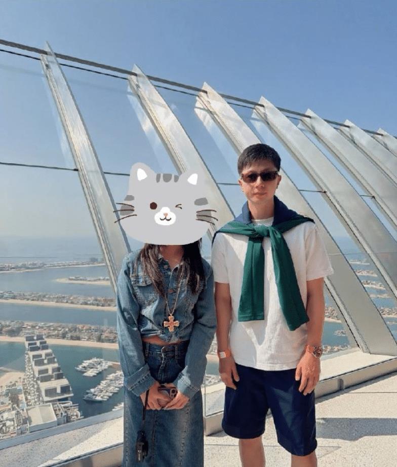 人生赢家！马龙一家四口迪拜游玩，妻子夏露戴墨镜一袭长裙美成女明星