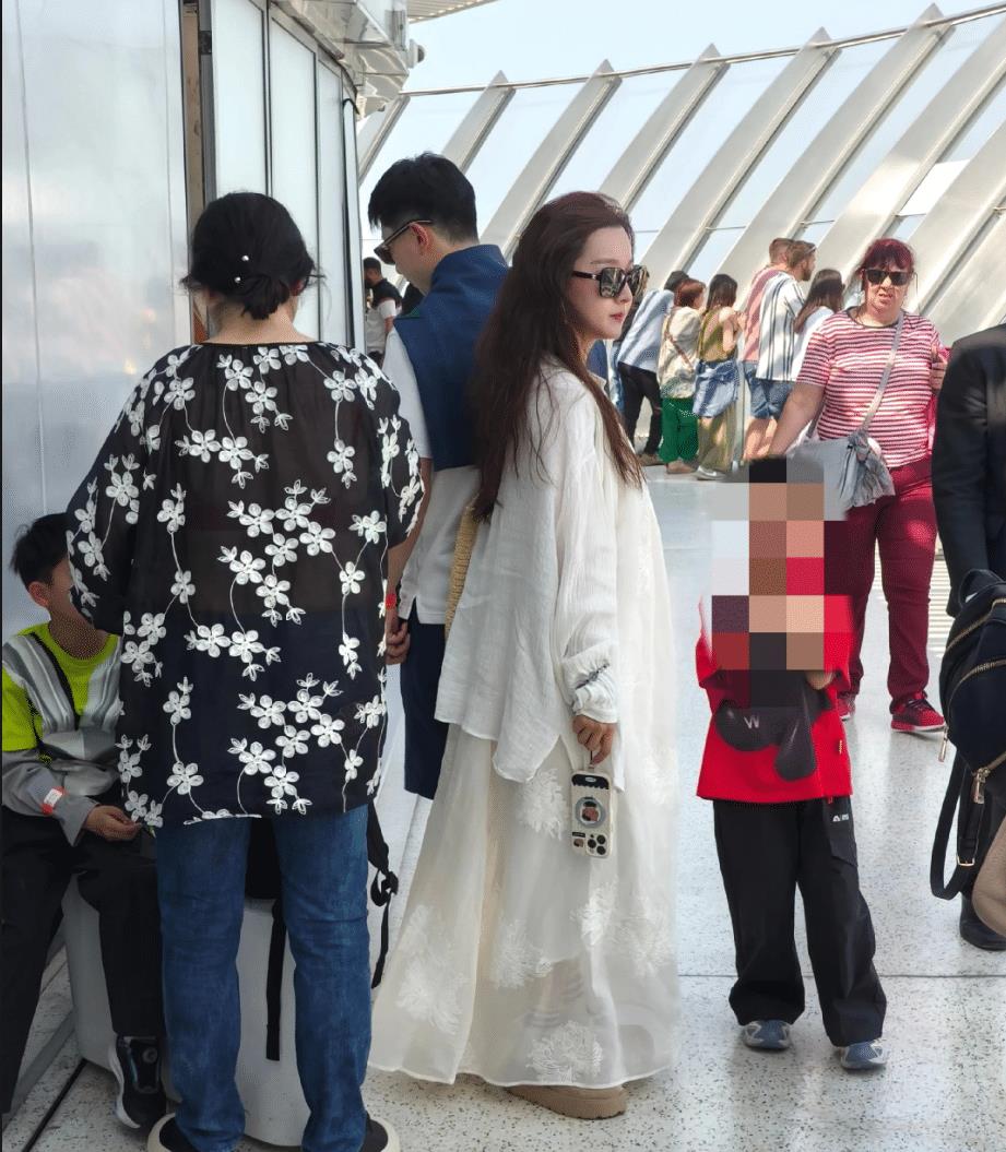 人生赢家！马龙一家四口迪拜游玩，妻子夏露戴墨镜一袭长裙美成女明星