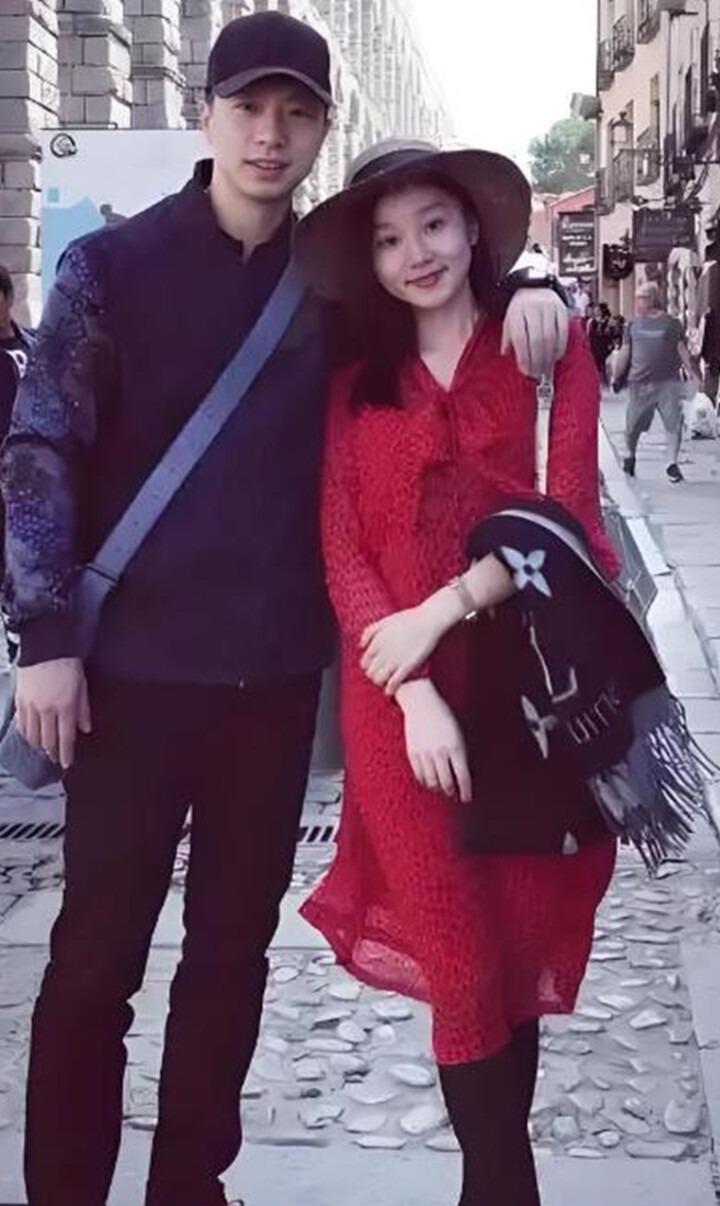 人生赢家！马龙一家四口迪拜游玩，妻子夏露戴墨镜一袭长裙美成女明星