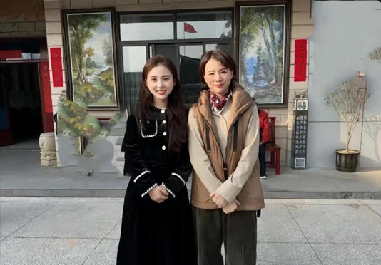 53岁董卿回老家拜年!淡妆出镜温婉气质出众,瘦了后美出新高度