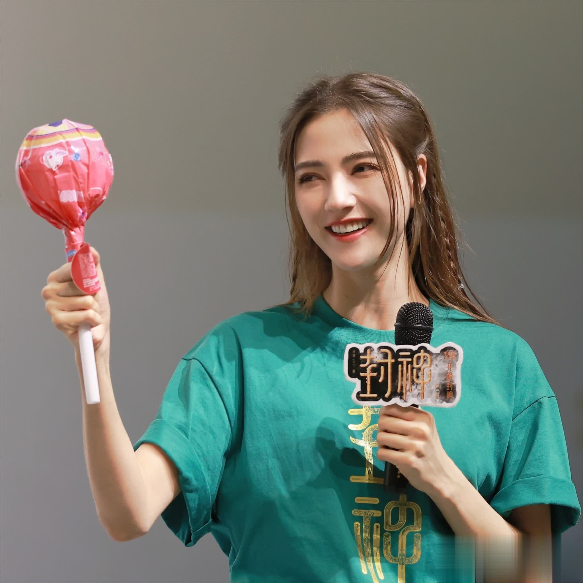 ���ڽ�����һ�죬���������������Ů���ع⣬������̬��˵��һ��