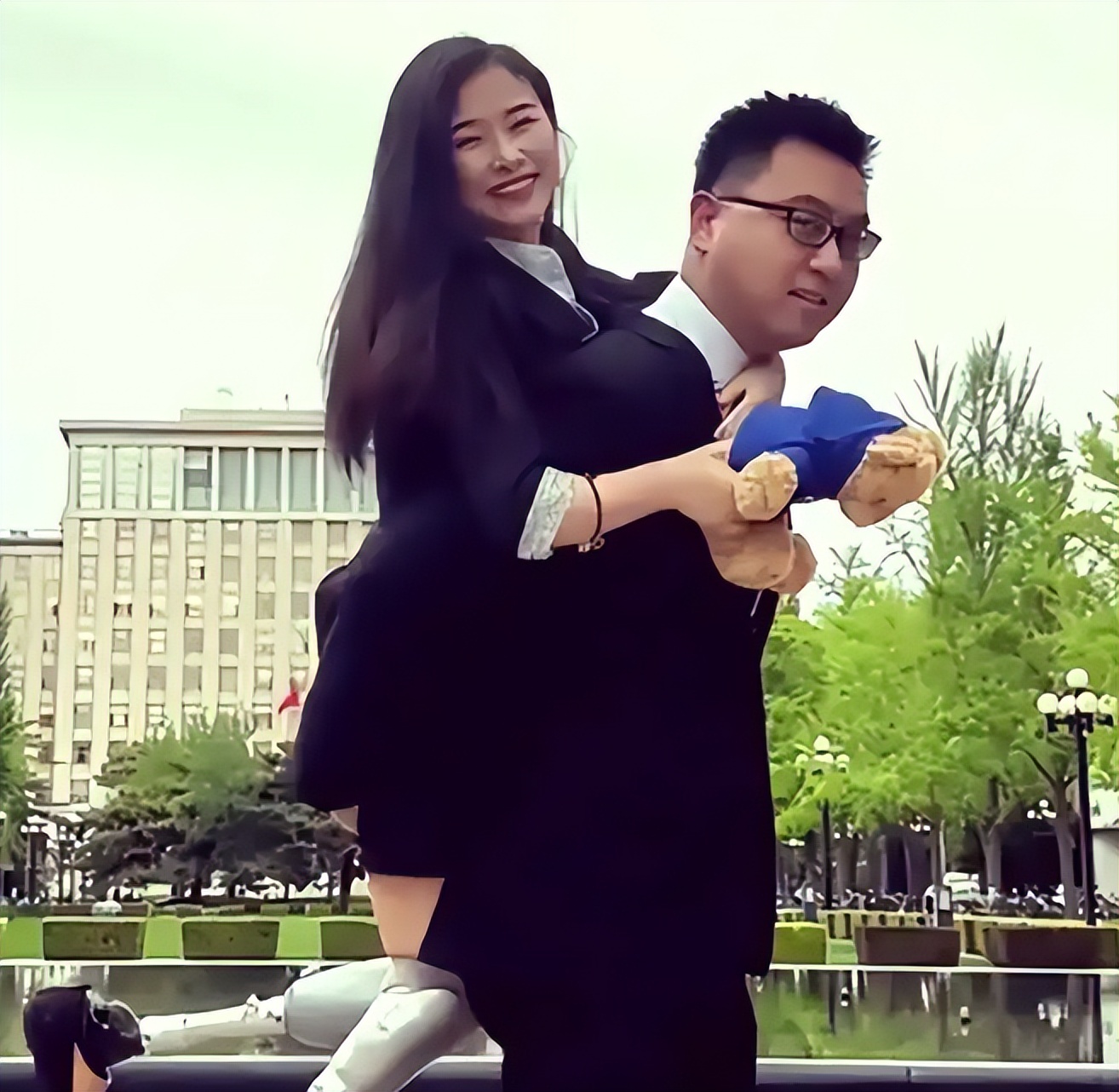 40岁无腿廖智现状：赴美产四胎女儿，被美籍丈夫宠成公主