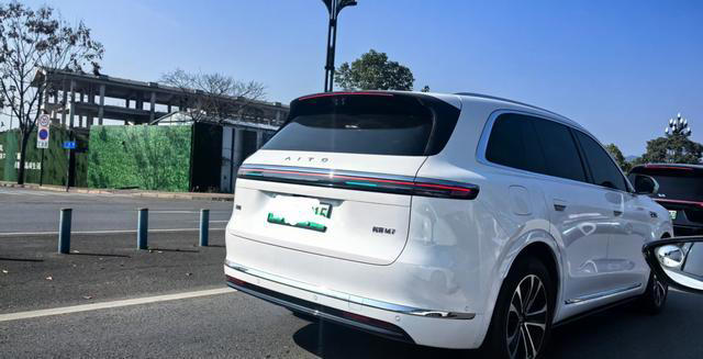 智驾“小蓝灯”一开，我就是路上最靓的仔！