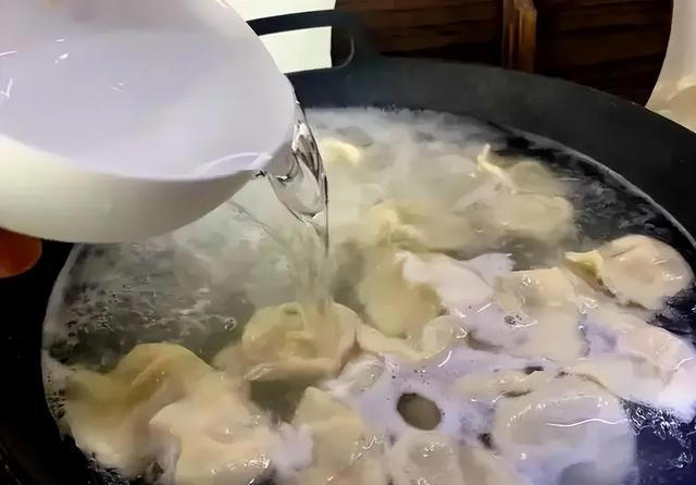 煮饺子，“点水”还是“不点水”？面点师：差别很大，建议弄明白