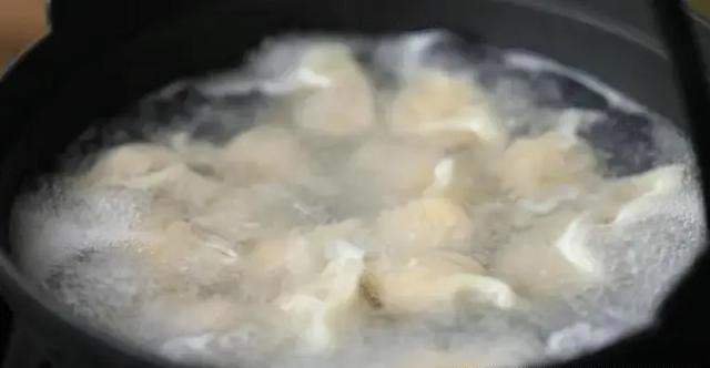 煮饺子，“点水”还是“不点水”？面点师：差别很大，建议弄明白
