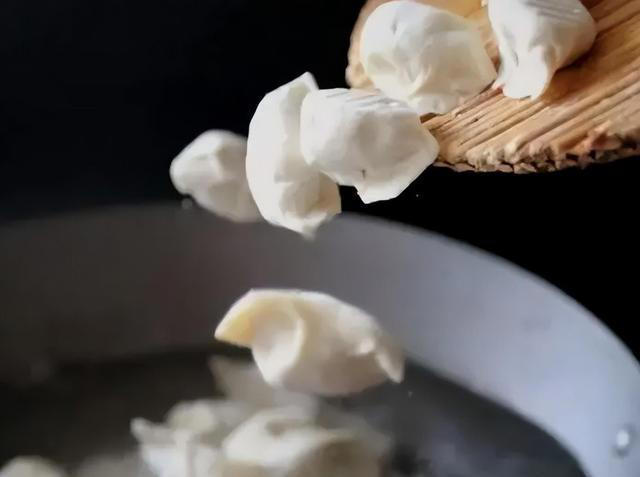 煮饺子，“点水”还是“不点水”？面点师：差别很大，建议弄明白