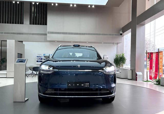 问界 M9 六座和五座的智慧出行体验方面有没有不同？