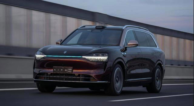 问界 M9 六座和五座的智慧出行体验方面有没有不同？