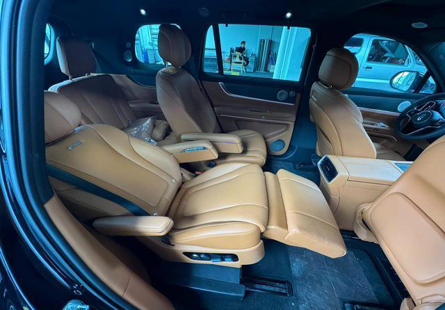 问界 M9 六座和五座的智慧出行体验方面有没有不同？