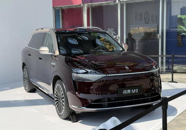问界 M9 六座和五座的智慧出行体验方面有没有不同？