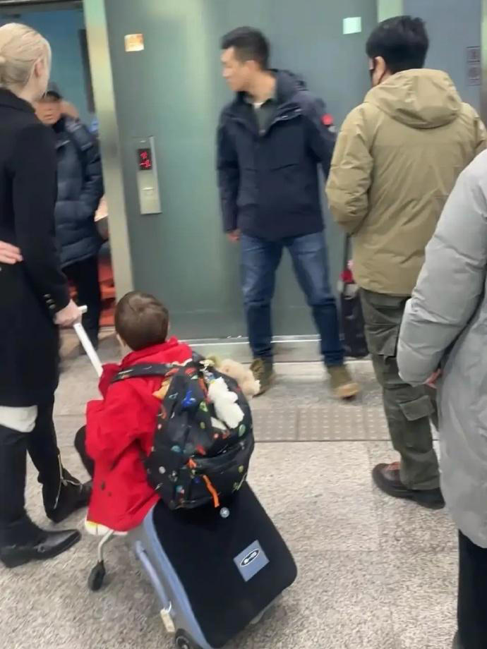 撒贝宁一家返京复工，老婆李白长腿抢镜，儿女神似妈妈超可爱