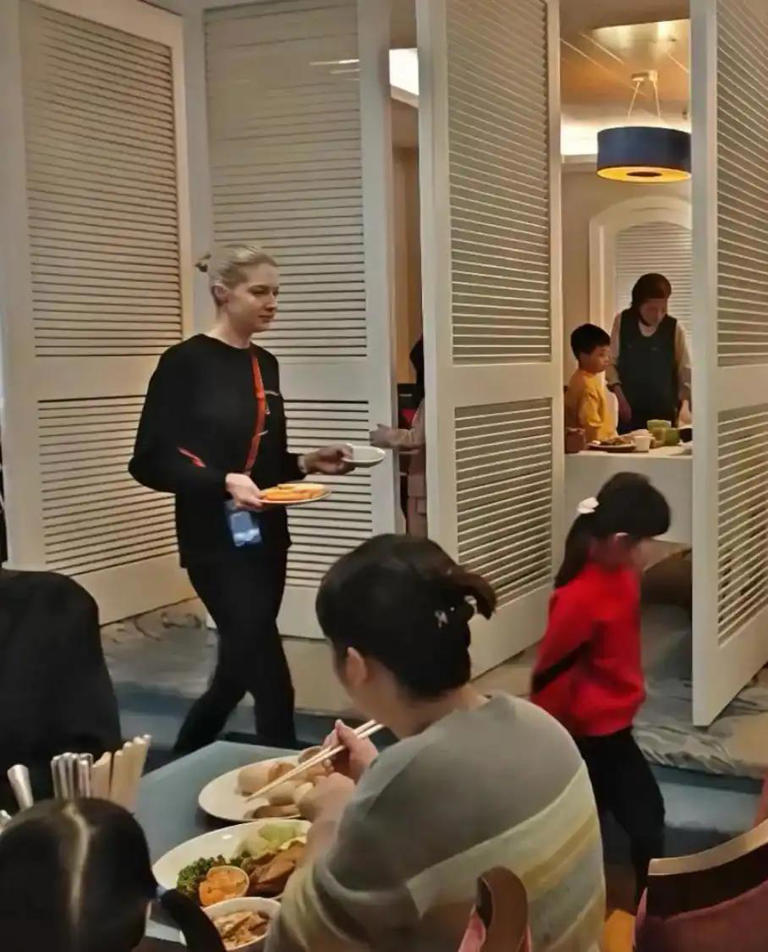 撒贝宁一家返京复工，老婆李白长腿抢镜，儿女神似妈妈超可爱