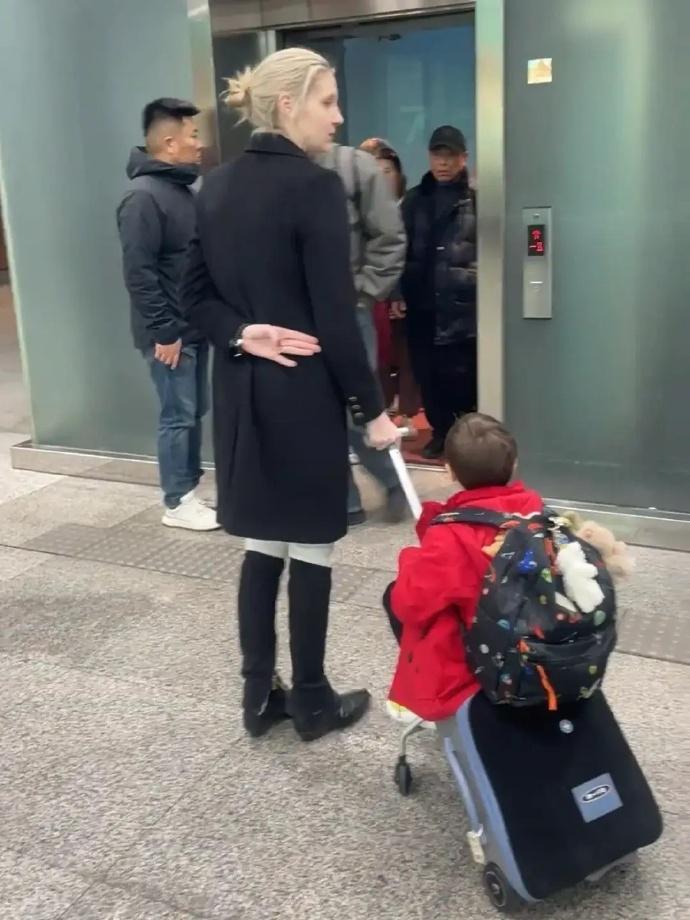 撒贝宁一家返京复工，老婆李白长腿抢镜，儿女神似妈妈超可爱