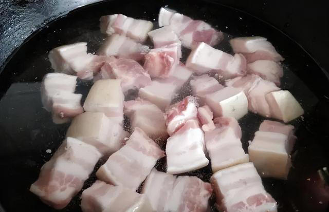 煮肉的浮沫，是脏东西还是精华，很多人没搞明白，难怪肉吃着不香