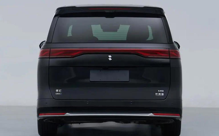 比亚迪夏换上“新车标”！搭1.5T插混，7座中大型MPV，领汇M9发布