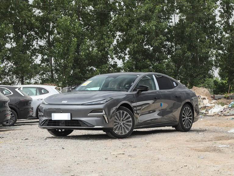 不足13万起售！中大型家轿外观动感，车长超5米续航1600km