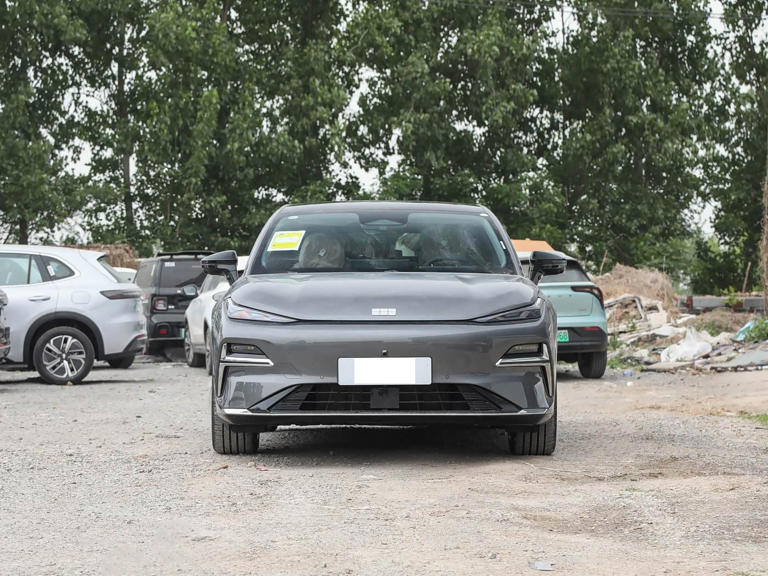 不足13万起售！中大型家轿外观动感，车长超5米续航1600km