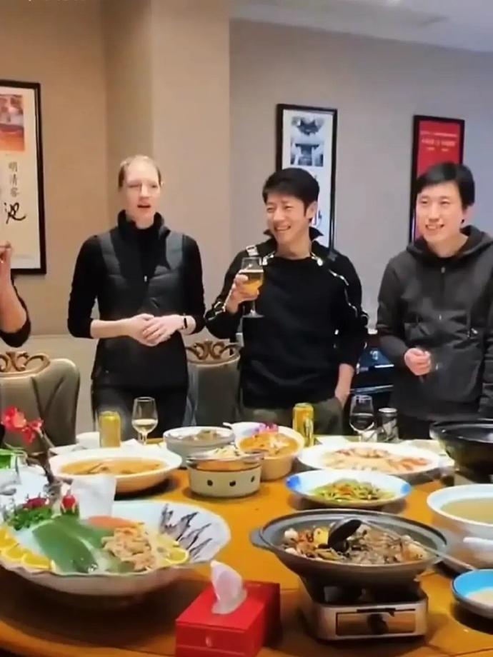 撒贝宁一家返京复工，老婆李白长腿抢镜，儿女神似妈妈超可爱