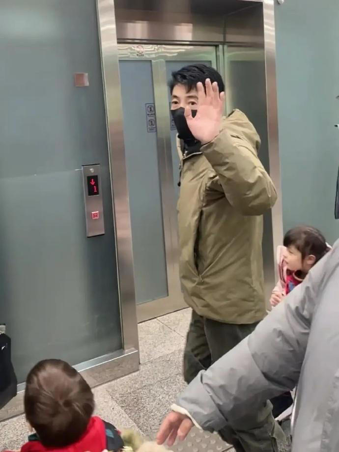 撒贝宁一家返京复工，老婆李白长腿抢镜，儿女神似妈妈超可爱