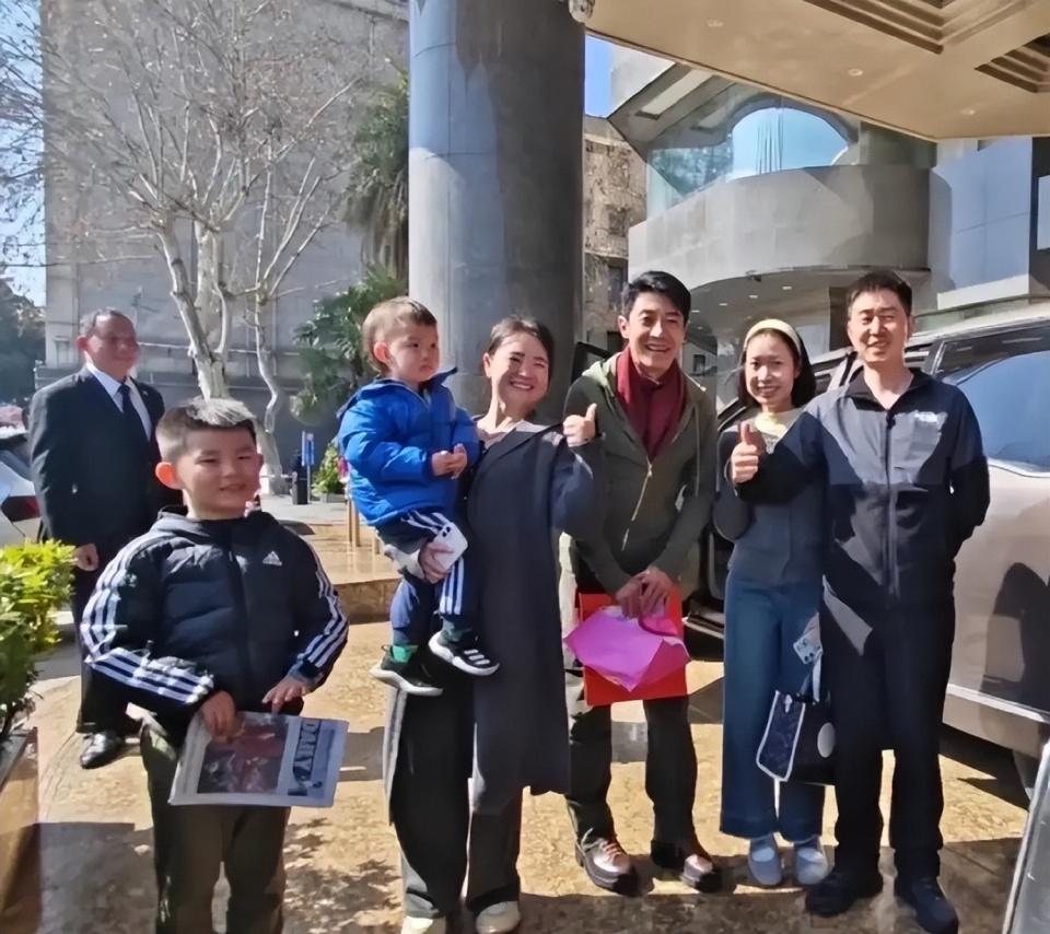 撒贝宁一家返京复工，老婆李白长腿抢镜，儿女神似妈妈超可爱