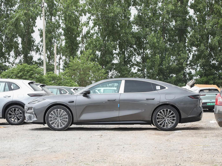 不足13万起售！中大型家轿外观动感，车长超5米续航1600km