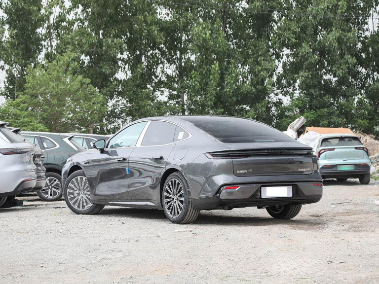 不足13万起售！中大型家轿外观动感，车长超5米续航1600km