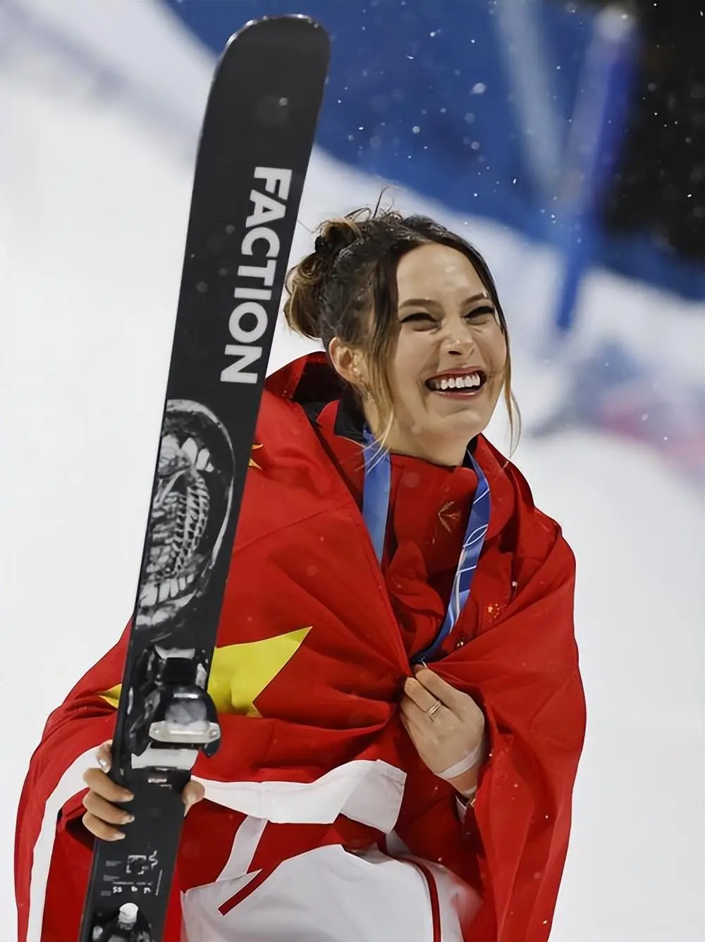 央媒对谷爱凌的称呼变了，七字之差释放强烈信号，邓亚萍说得太对