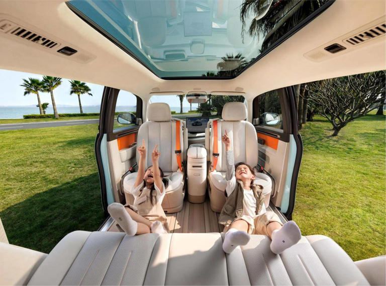 极氪MIX：以“对开门”与旋转座椅，开启未来出行新想象与探索