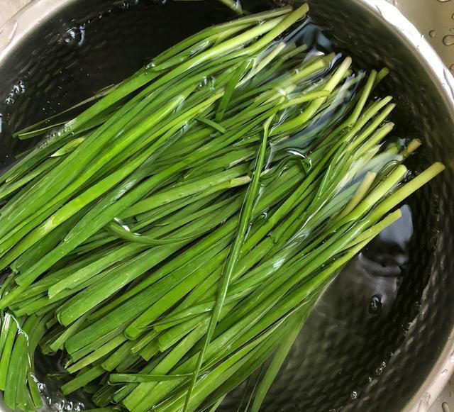买韭菜，要分清“宽叶”和“细叶”，区别很大，买错嚼不烂还烧心