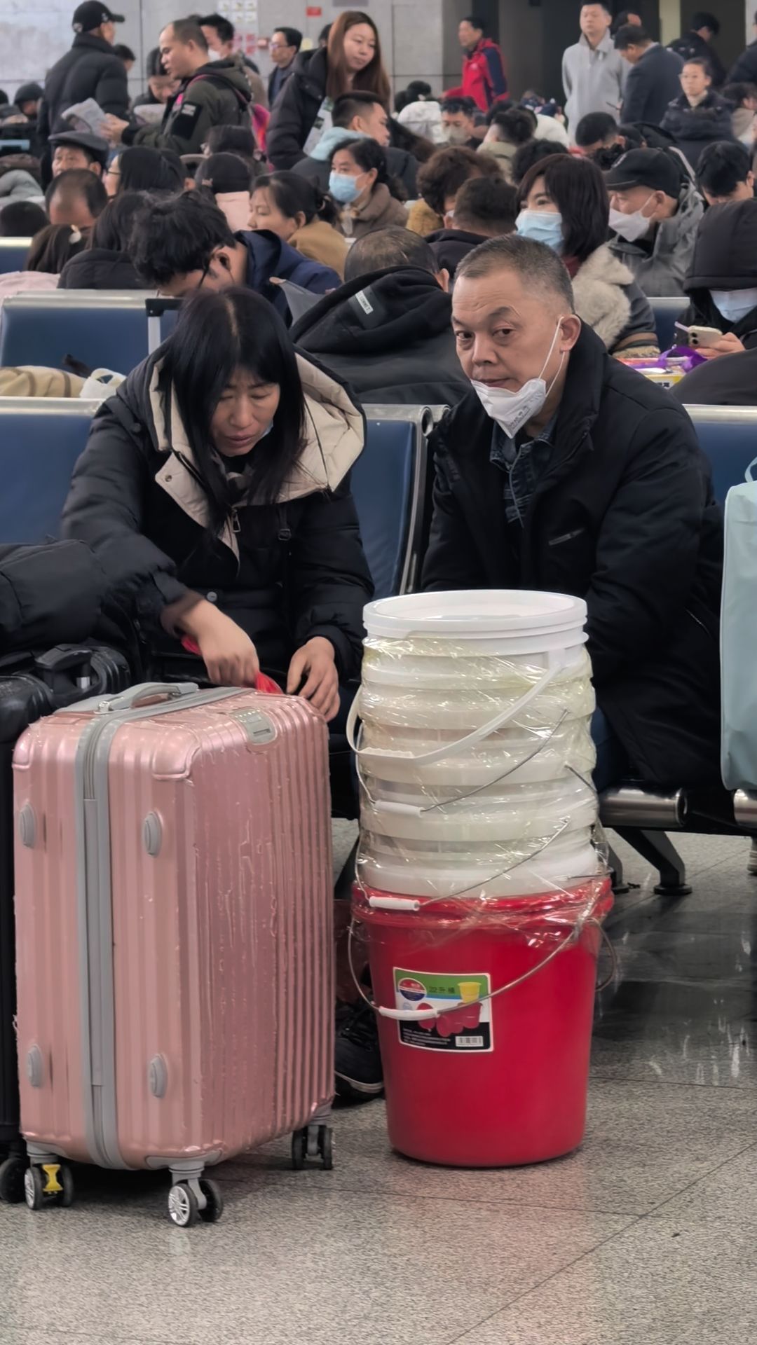新春走基层｜中国人对桶的执念!54岁大叔扛着行李和塑料桶返乡：为养家几乎跑遍全国