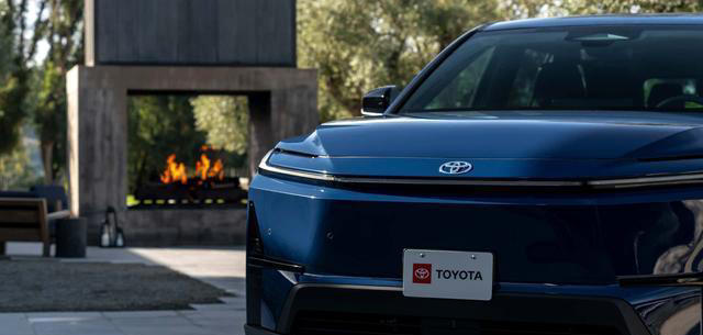 丰田发布全新汉兰达，与比亚迪同类产品比较，落后一个时代