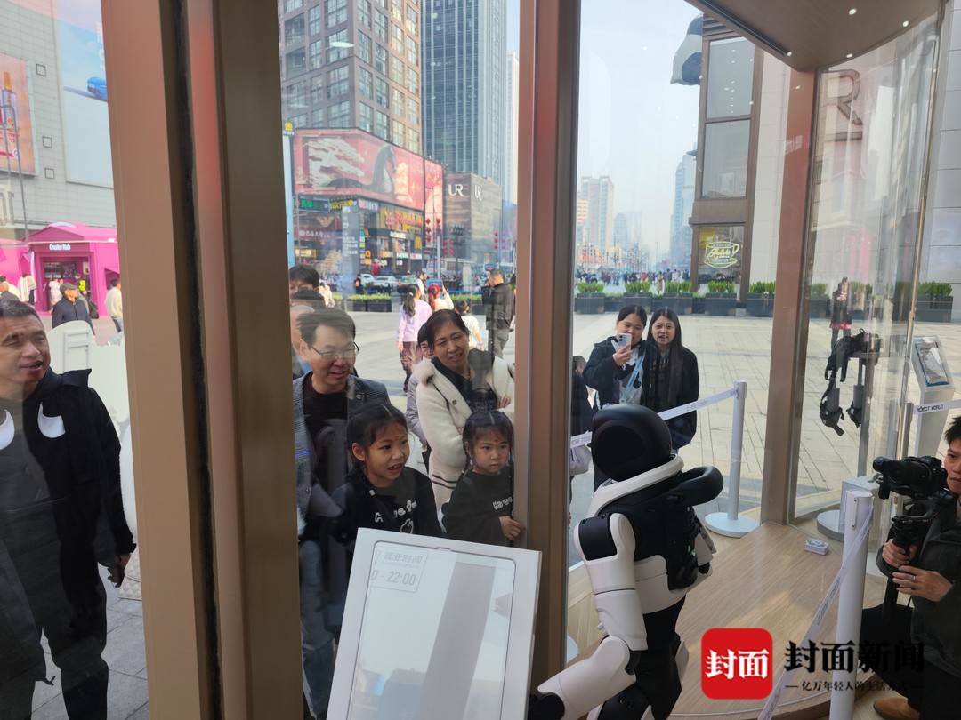 成都春熙路“赛博年味”：机器人快闪店写福字，还能咖啡拉花｜新春走基层